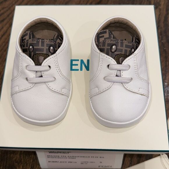 FENDI BABY LOGO LACE CRIB SHOE WITH FF DETAIL 2C - Picture 2 of 10